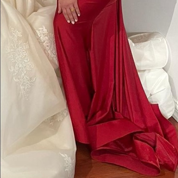 Evening Gown with embroidery shoulders - Picture 4 of 5